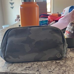 Lululemon Everywhere belt bag